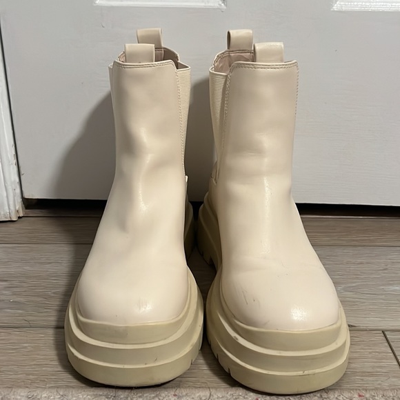 Urban Outfitters OU Ivory White Baldwin Boots - Picture 2 of 5